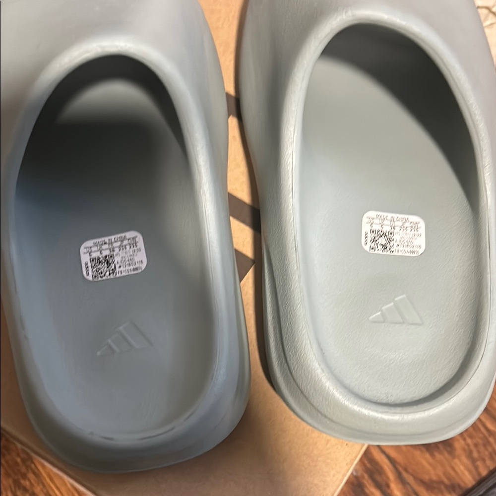 Yeezy Slide in Light Blue - Picture 2 of 5